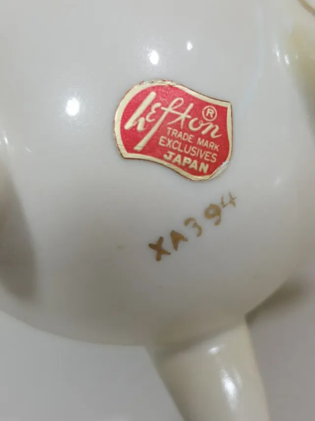 Uovo di porcellana giapponese decorato