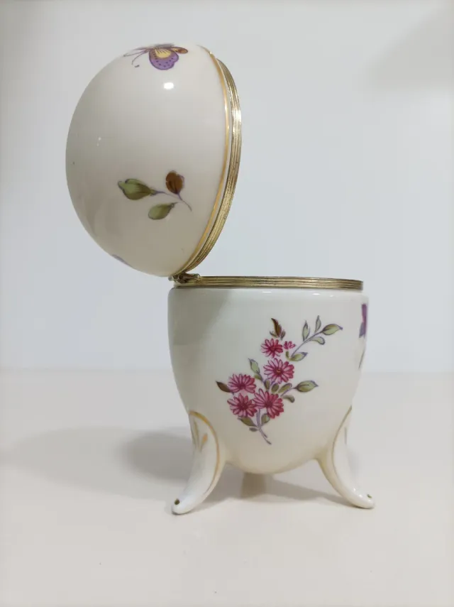 Uovo di porcellana giapponese decorato