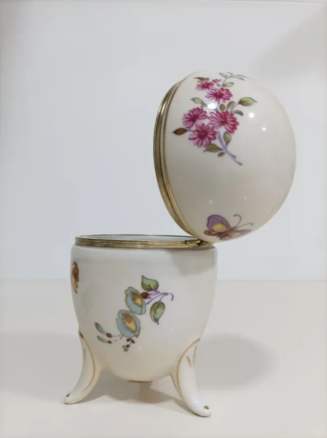 Uovo di porcellana giapponese decorato