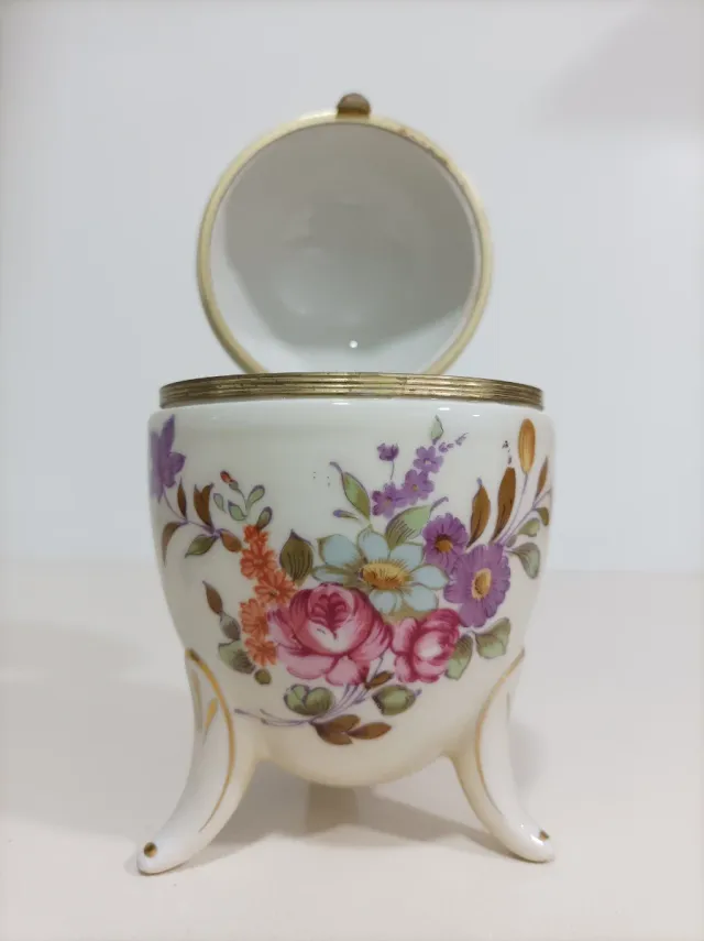 Uovo di porcellana giapponese decorato