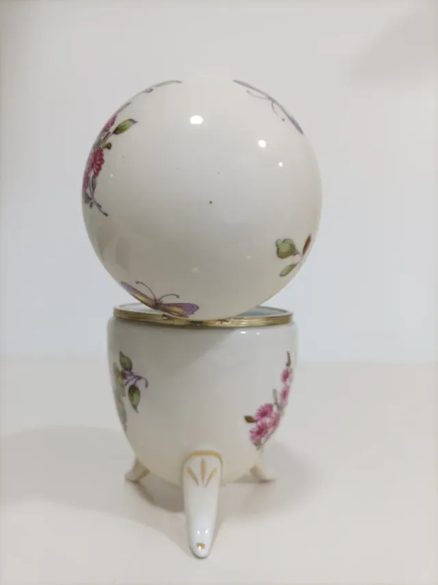 Uovo di porcellana giapponese decorato