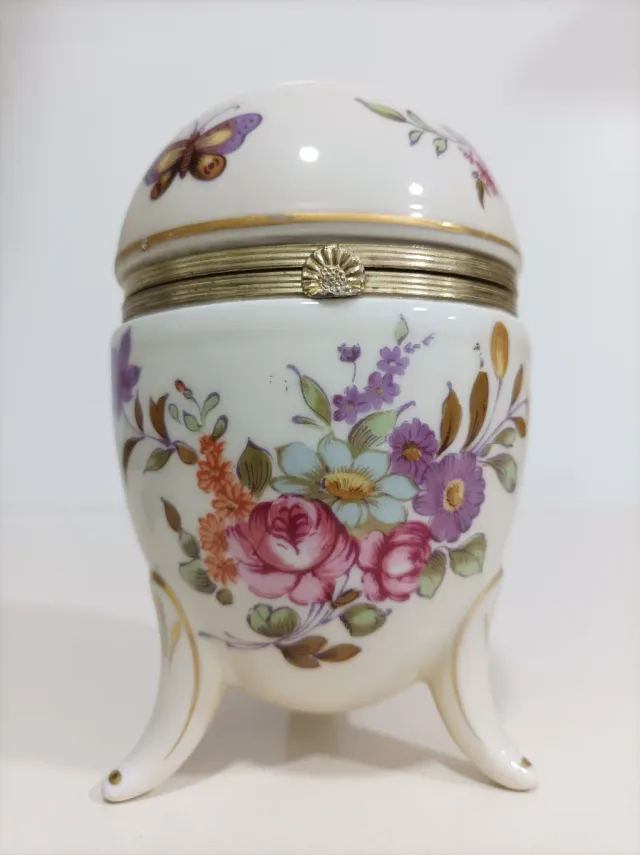 Uovo di porcellana giapponese decorato