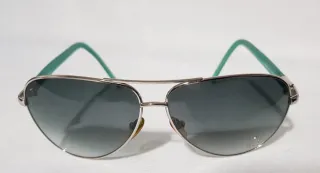 Gafas originales de Tous con el logo en la lente