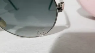 Gafas originales de Tous con el logo en la lente