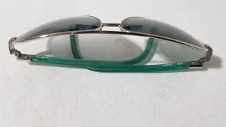 Gafas originales de Tous con el logo en la lente