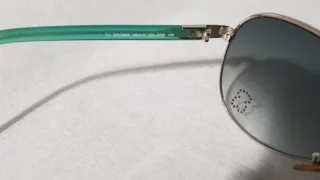 Gafas originales de Tous con el logo en la lente