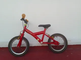 Bicicleta infantil roja