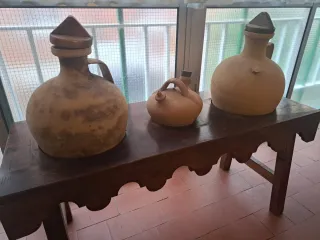 Tinajera antigua con tinajas y botijo de barro