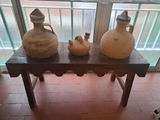 Tinajera antigua con tinajas y botijo de barro