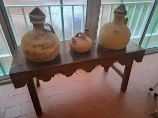 Tinajera antigua con tinajas y botijo de barro