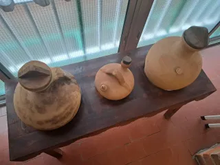 Tinajera antigua con tinajas y botijo de barro