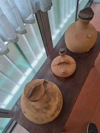 Tinajera antigua con tinajas y botijo de barro