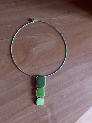Gargantilla minimalista verde y plateada