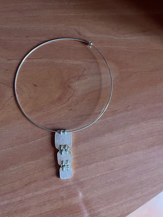 Gargantilla minimalista verde y plateada