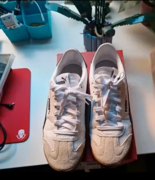 Zapatillas Puma Blancas y Beige