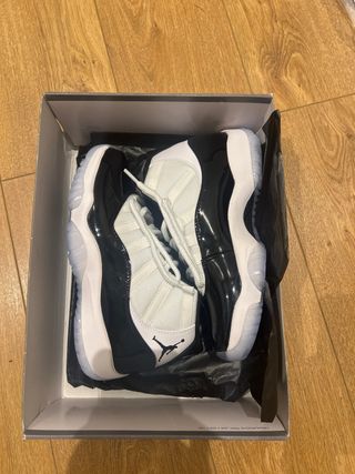 Zapatillas Jordan 11 Negras y Blancas