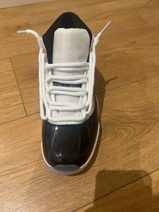 Zapatillas Jordan 11 Negras y Blancas