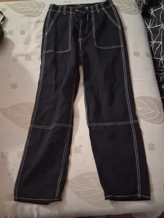 Pantalones vaqueros negros con costuras blancas