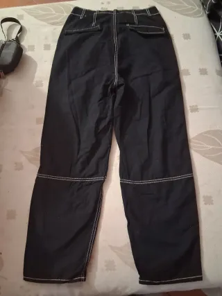 Pantalones vaqueros negros con costuras blancas