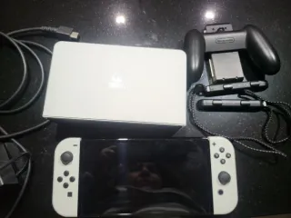 Nintendo Switch OLED Bianca e Nera. SENZA SCATOLA.