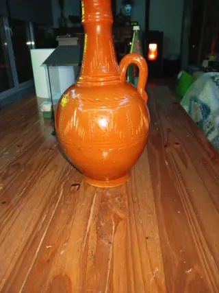 Botijo de barro artesanal