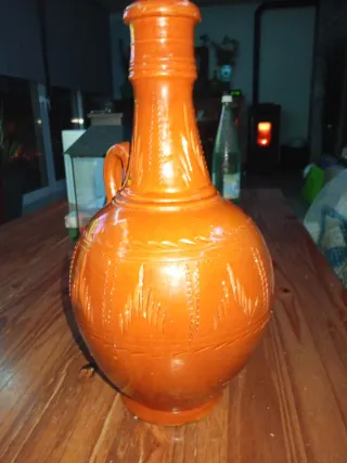Botijo de barro artesanal