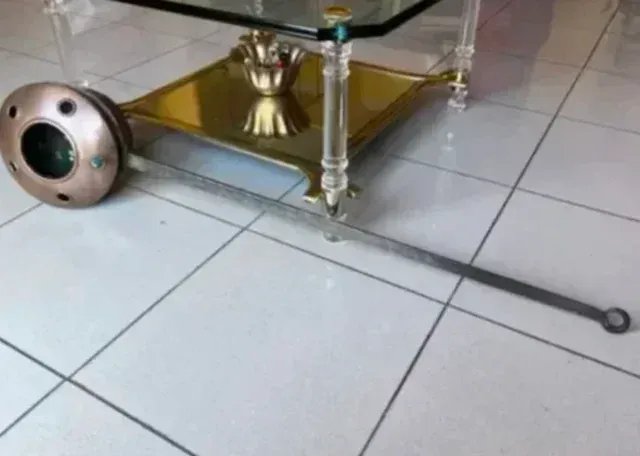 Antico riscaldatore in rame con manico in ferro