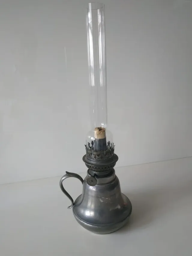 Antico candelabro con tulipano