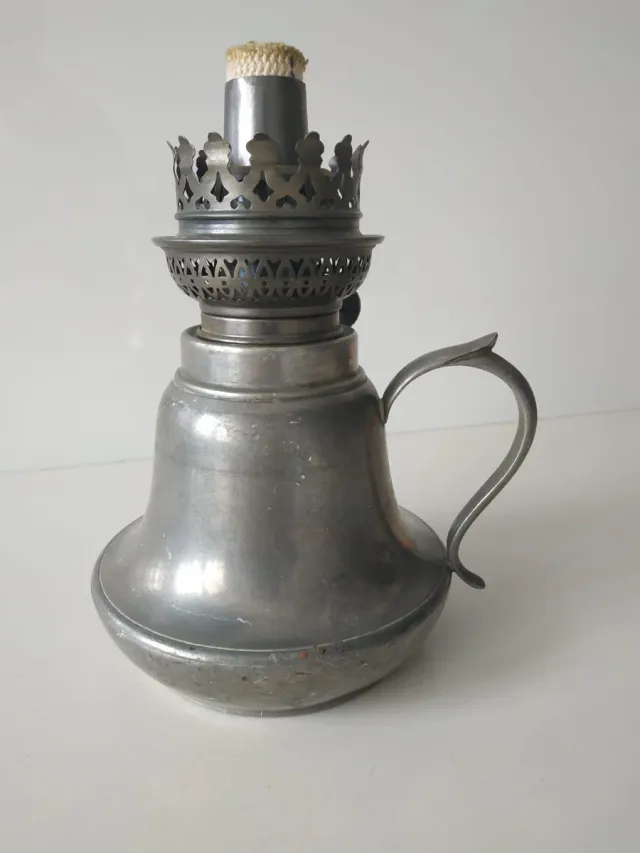 Antico candelabro con tulipano