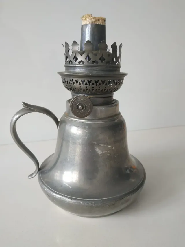 Antico candelabro con tulipano