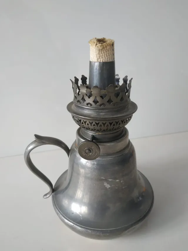 Antico candelabro con tulipano