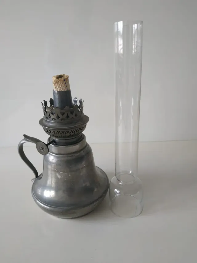 Antico candelabro con tulipano