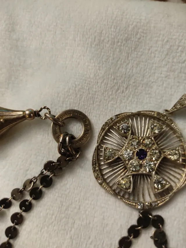 Lote de bijuterias antigas: colares, brincos e mais