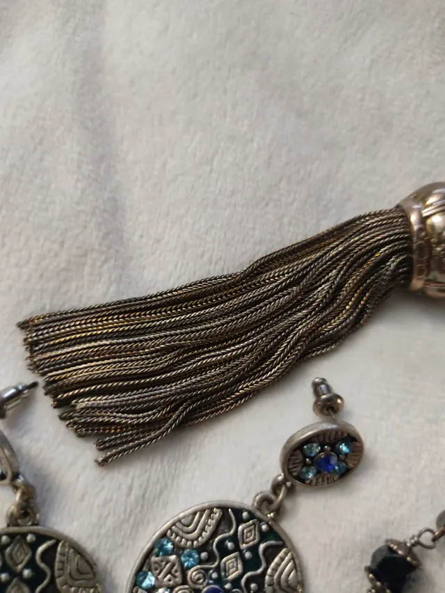 Lote de bijuterias antigas: colares, brincos e mais