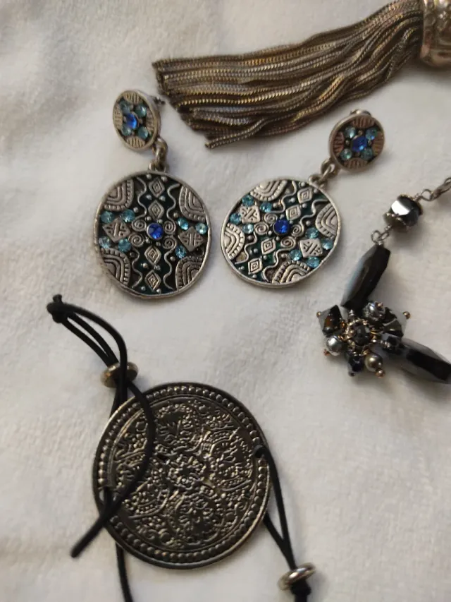 Lote de bijuterias antigas: colares, brincos e mais