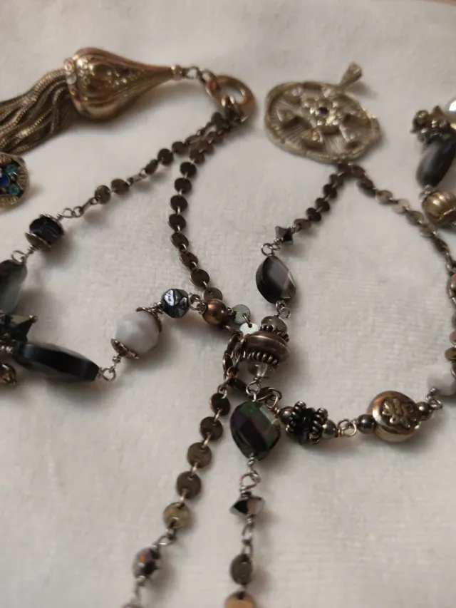 Lote de bijuterias antigas: colares, brincos e mais