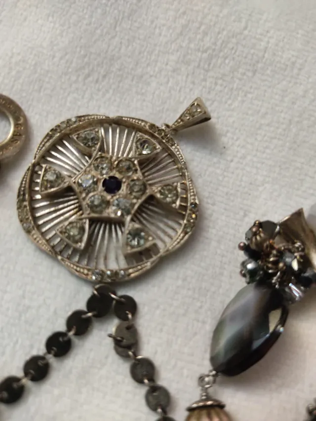 Lote de bijuterias antigas: colares, brincos e mais