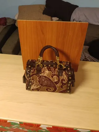 Bolso de mano marrón y dorado