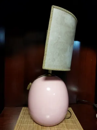 Lampada da tavolo rosa e beige