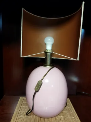 Lampada da tavolo rosa e beige