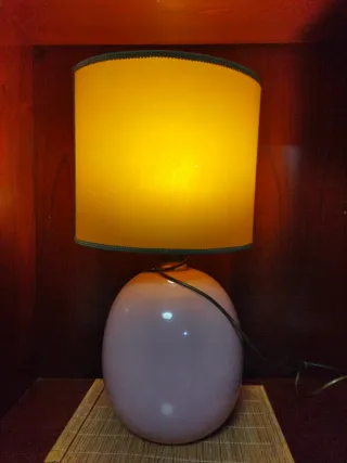 Lampada da tavolo rosa e beige