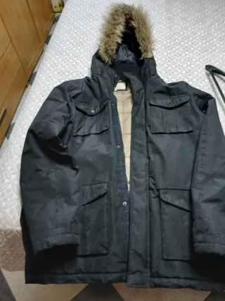 Chaquetón negro con capucha y pelo