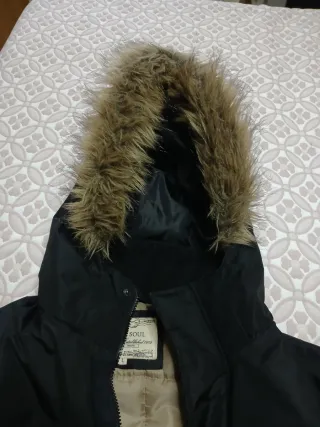 Chaquetón negro con capucha y pelo