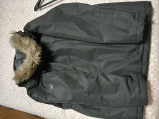 Chaquetón negro con capucha y pelo