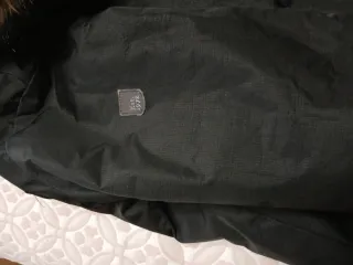 Chaquetón negro con capucha y pelo