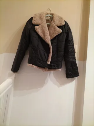 Chaqueta Stradivarius negra y beige