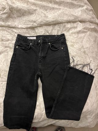 Pantalón vaquero Zara negro desgastado