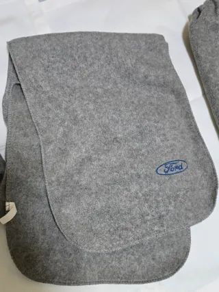 Gorro y bufanda Ford con bolsa gris
