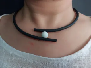 Collar caucho negro y perla blanca mat