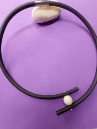 Collar caucho negro y perla blanca mat